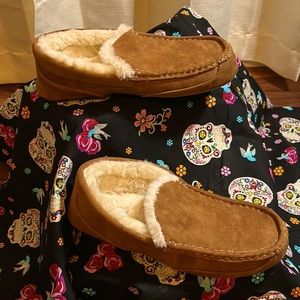 Brand new, never worn (no tags) Men's sz 9/10 Nestwell house shoes.